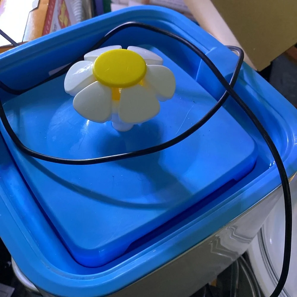 Veken water fountain for cat with extra filters for the water fountain - Picture 3 of 4